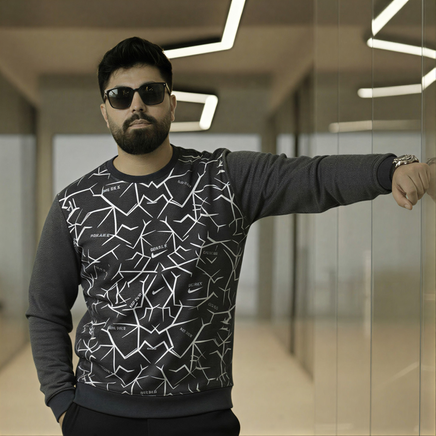 Men's Gray & White Geometric Graphic Crewneck Sweatshirt - Image 2