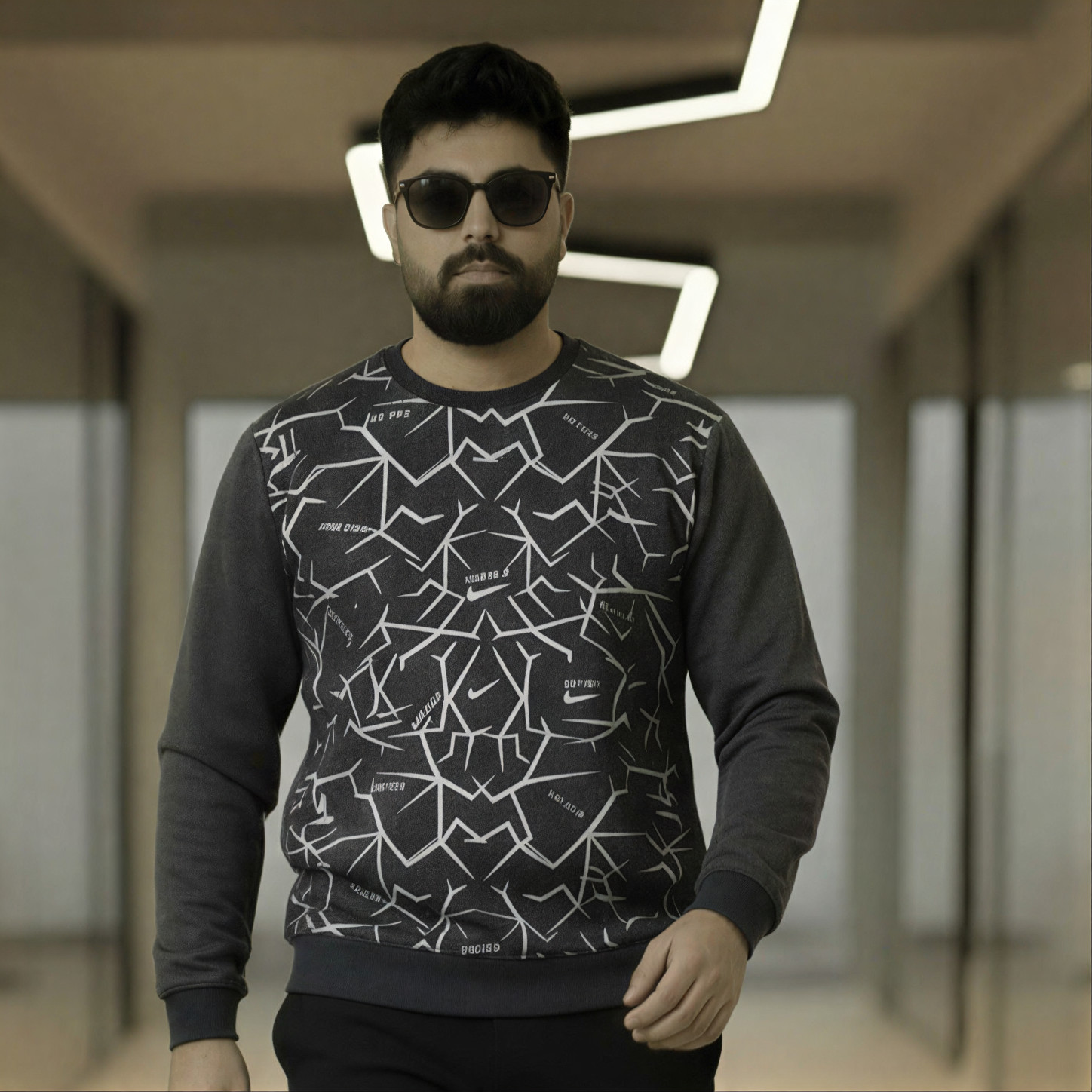 Men's Gray & White Geometric Graphic Crewneck Sweatshirt - Image 3